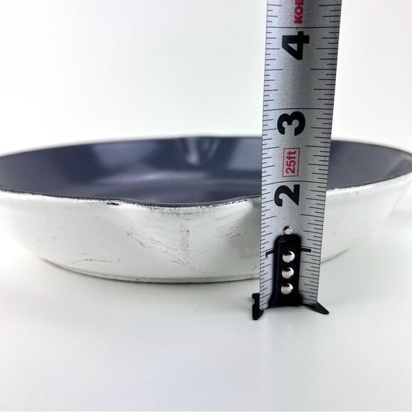 Le Creuset Cast Iron Enamel #26 Double Spout Frying Pan Skillet 10” white - Picture 10 of 13